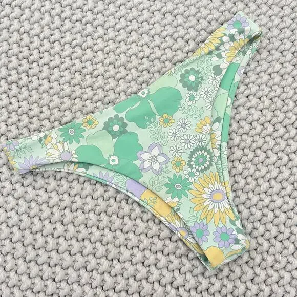 Skatie X Amber Fillerup Clark• ‘Dylan’ Bikini Bottom in HALEIWA